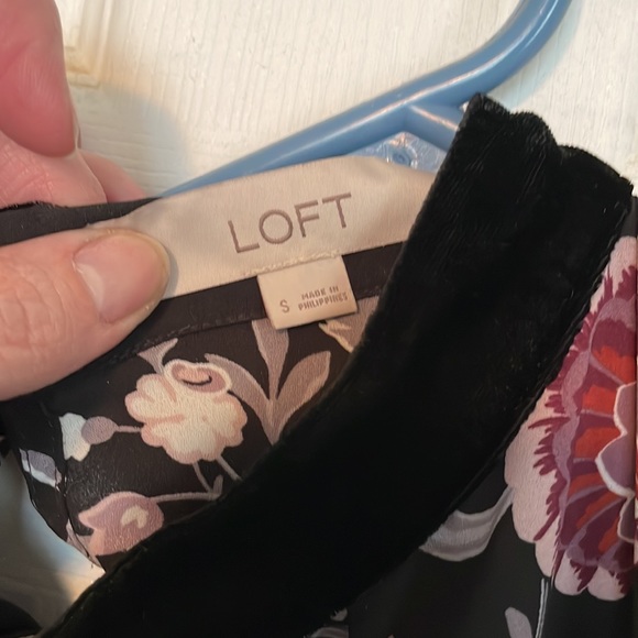 Loft floral blouse with keyhole in front and back - Picture 2 of 5